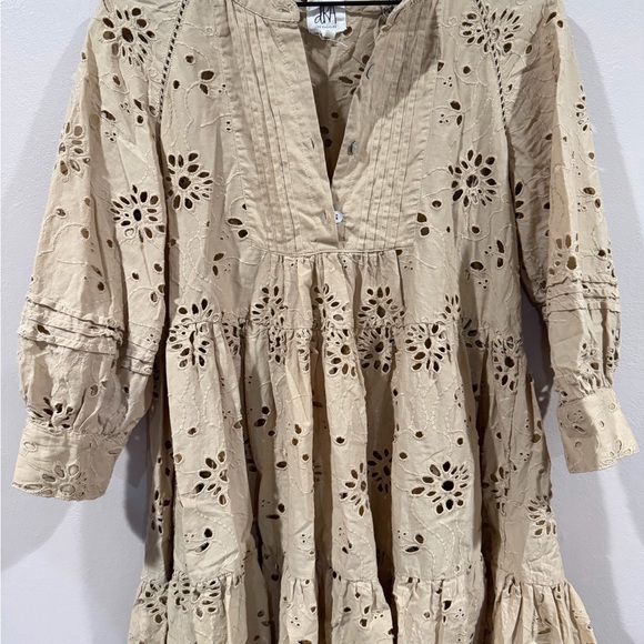 DRA Los Angeles Beige Eyelet V-Neck Dress size Medium (tag says large) - Picture 8 of 10